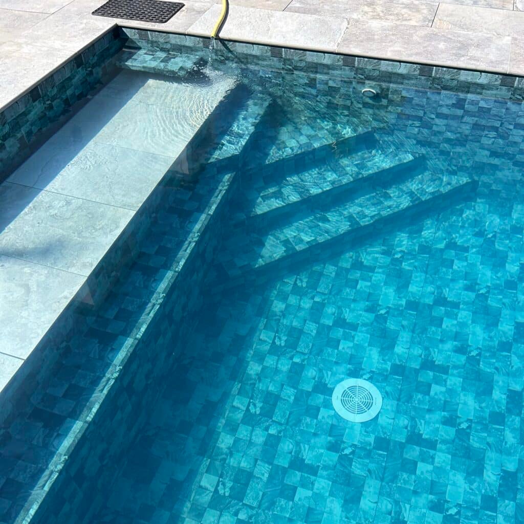 Alf-piscine - Comment Traiter l'Eau de sa Piscine : Guide Complet pour une Eau Cristalline - Featured Image 1