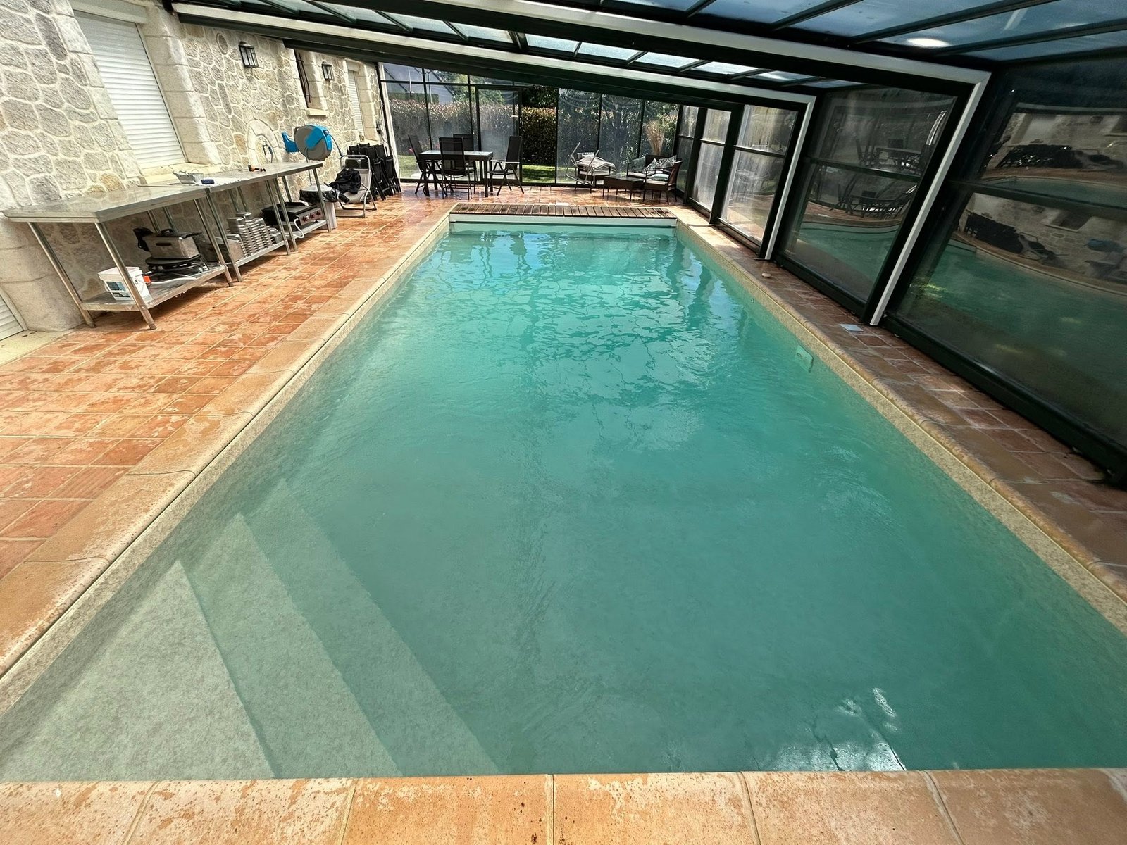 Piscine équipée sous abri