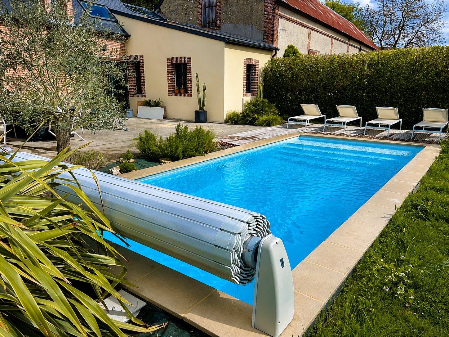 Piscine &eacute;quip&eacute;e d'un volet automatique et d'une pompe &agrave; chaleur