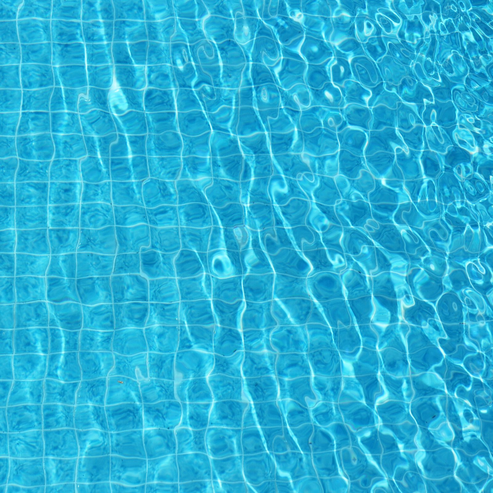 Surface d'une eau de piscine parfaitement claire