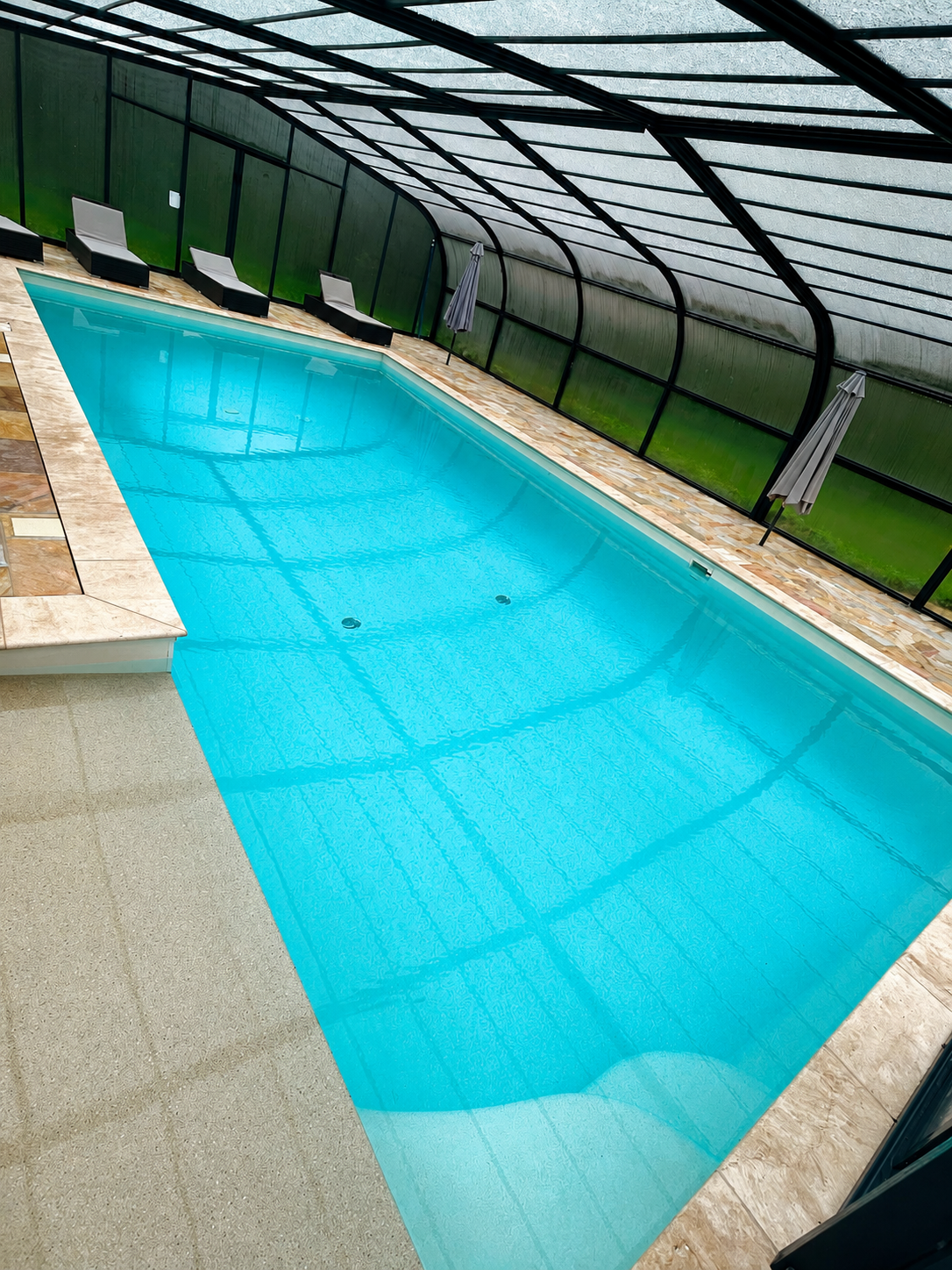 Abri de piscine courbé installé par Alf Piscine
