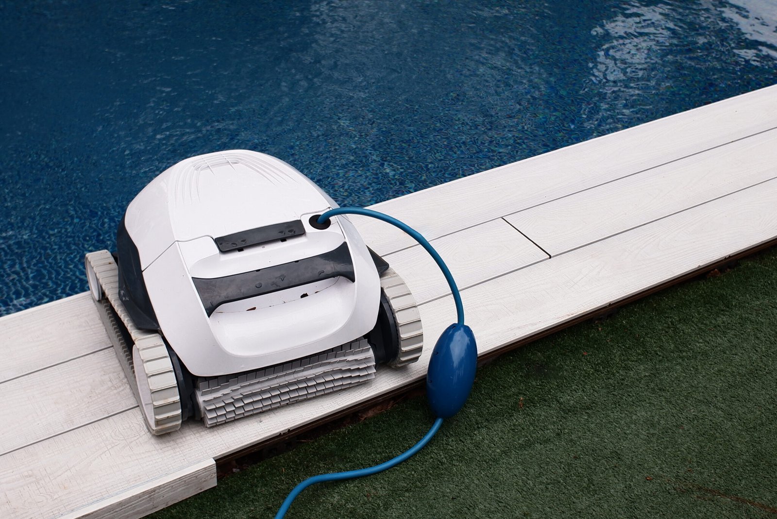 Robot nettoyeur au travail au fond d’une piscine