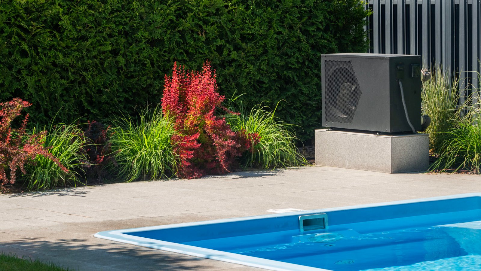 Pompe à chaleur installée au bord d’une piscine par Alf Piscine