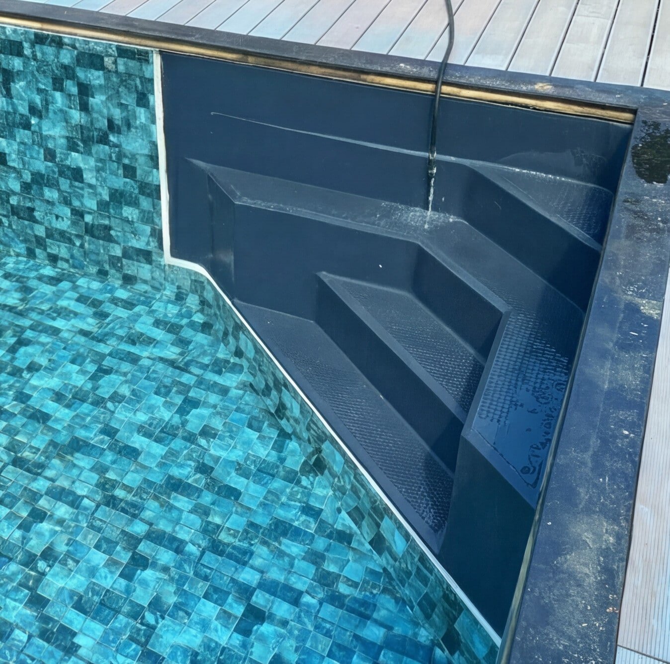 Escalier de piscine sur-mesure en membrane arm&eacute;e