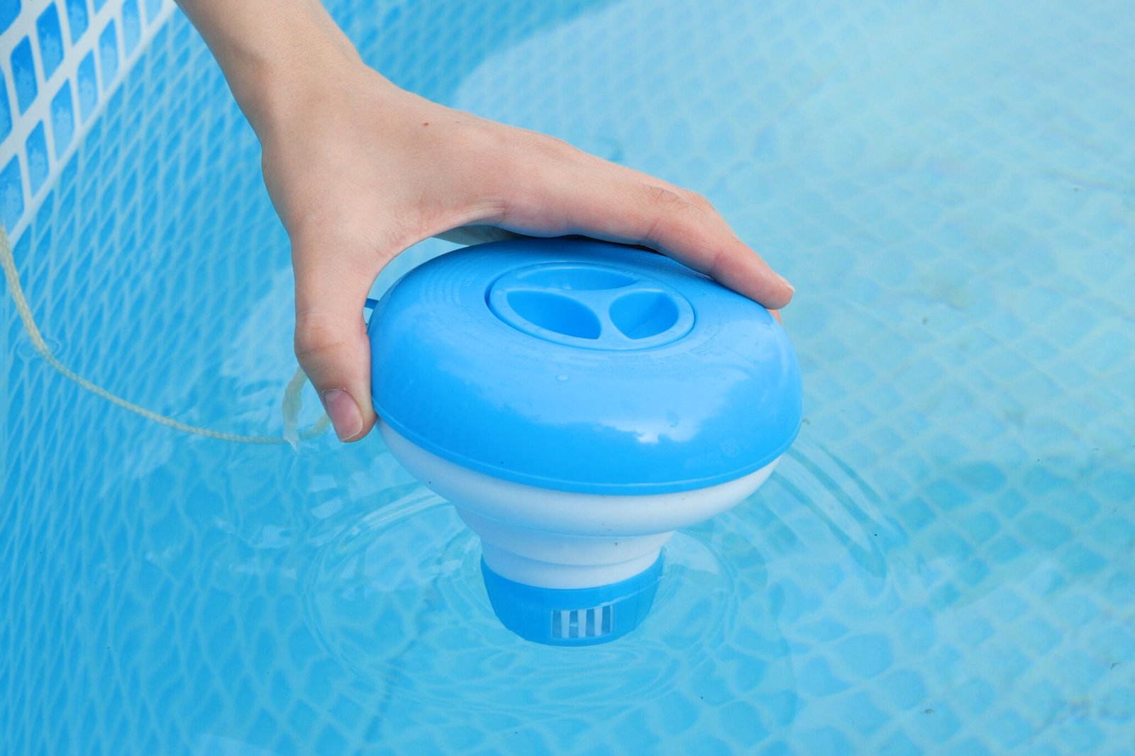 Technicien Alf Piscine préparant le traitement de l’eau d’une piscine équipée