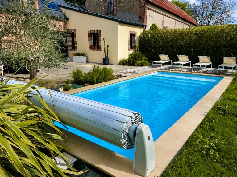 Piscine &eacute;quip&eacute;e d'un volet automatique et d'une pompe &agrave; chaleur