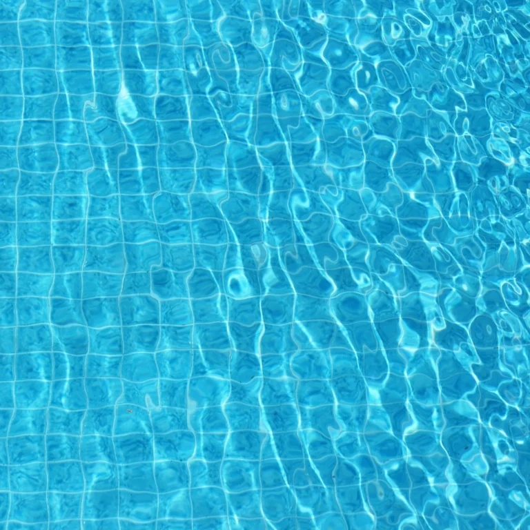 Surface d'une piscine en membrane armée après rénovation