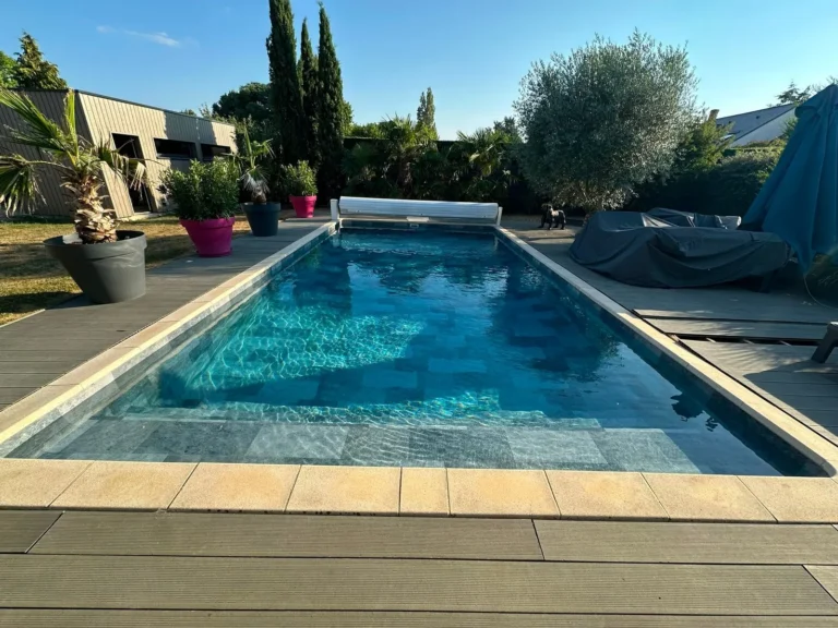 Piscine r&eacute;nov&eacute;e par Alf Piscine avec une membrane arm&eacute;e Renolit